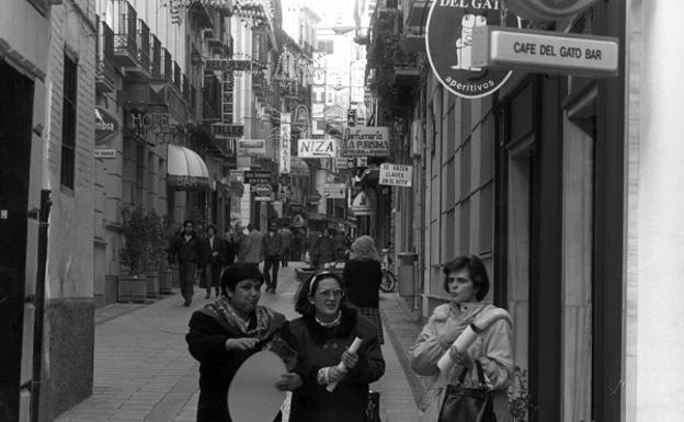 La calle Navas con el letrero del Café del Gato.