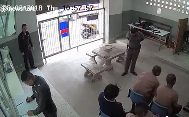 La fuga más surrealista de un preso ante las narices de los policías