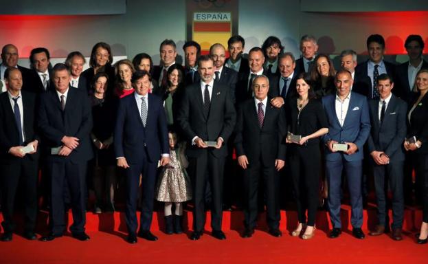 Fotografía de familia de la Gala del COE. 