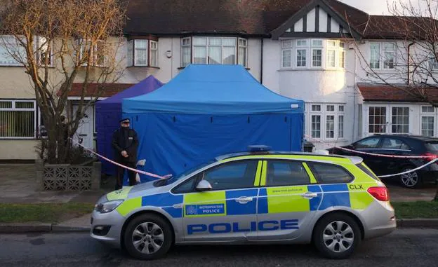 Un policía custodia la casa de Nikolai Glushkov. 