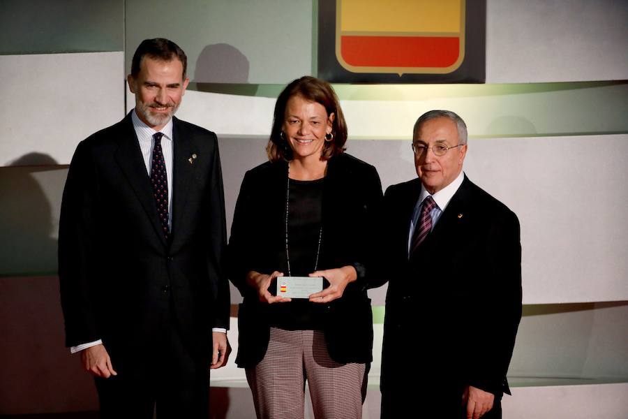 El rey Felipe VI, junto al presidente del COE, Alejandro Blanco (d), tras entregar a la regatista Patricia Guerra, oro en los JJ OO de Barcelona 92, uno de los galardones otorgados en la XII edición de la Gala Anual del Comité Olímpico Español celebrada e Madrid. 