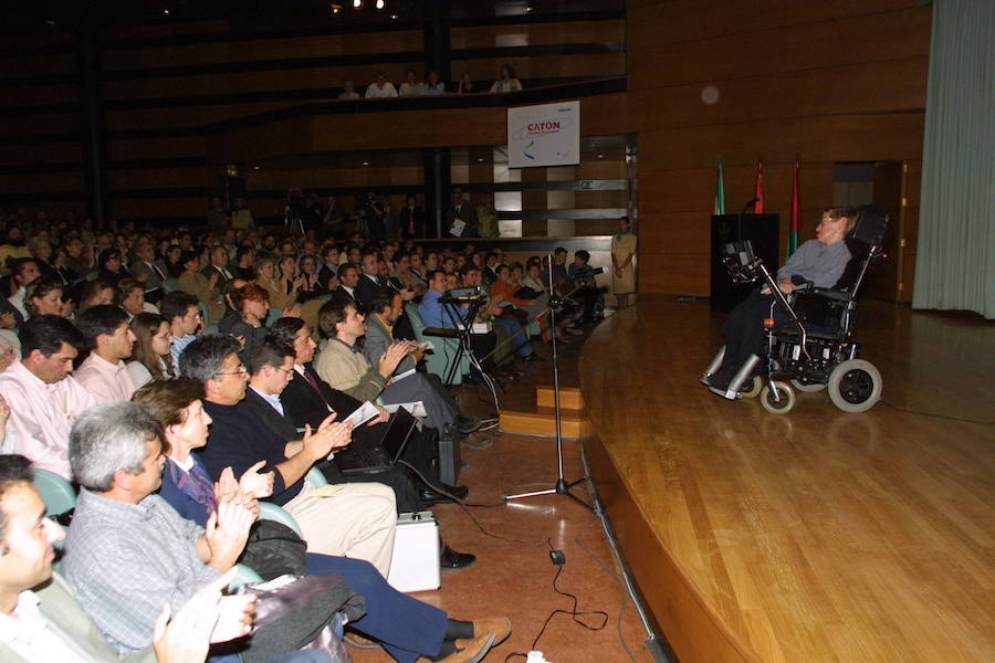 El profesor durante su charla