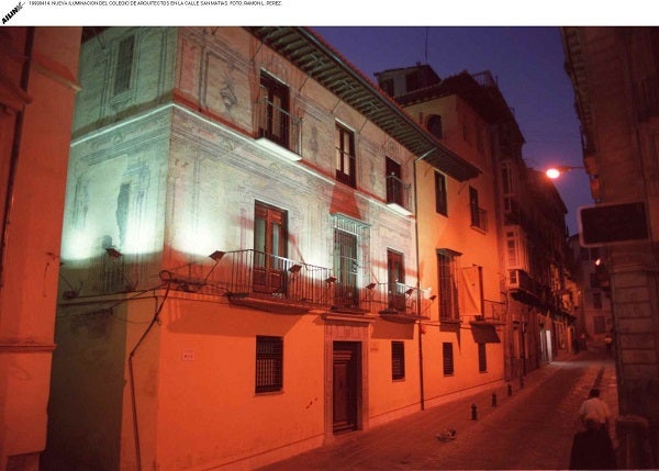 El emblemático edificio del Café del gato, en la calle San Matías, se somete ya a rehabilitación para volver a darle uso.