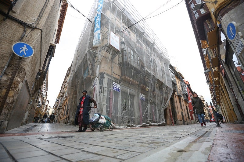 El emblemático edificio del Café del gato, en la calle San Matías, se somete ya a rehabilitación para volver a darle uso.