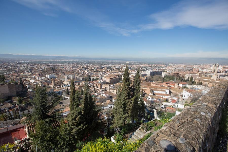 Las zonas altas de la capital son unos de los lugares preferidos de los turistas para descubrir en todo su explendor la belleza que entraña cada rincón del territorio nazarí