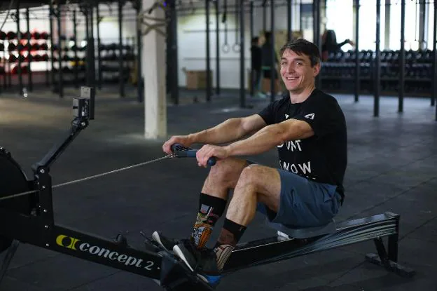 Carlos García, en el CrossFit Singular Box Granada, se ejercita con remos.
