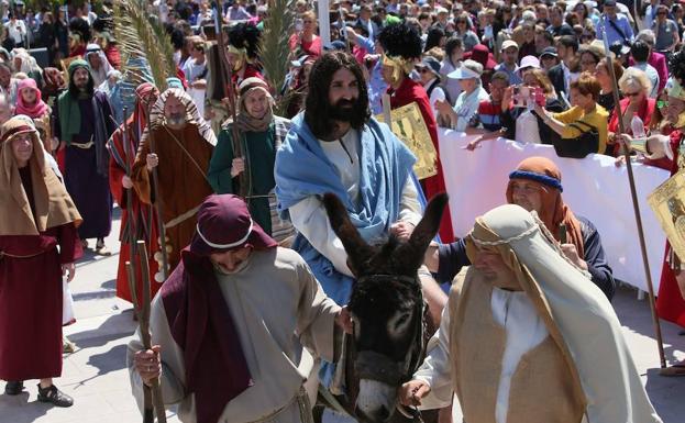 El actor que encarna a Jesucristo, a lomos de la borriquita, en la representación de La Judea del pasado Domingo de Ramos de 2017, en una abarrotada plaza de las Hermanas Mercedarias. 