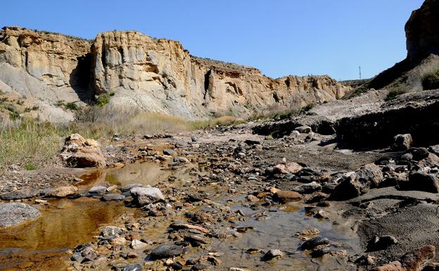 Hilos de agua corren por las ramblas del desierto de Tabernas 