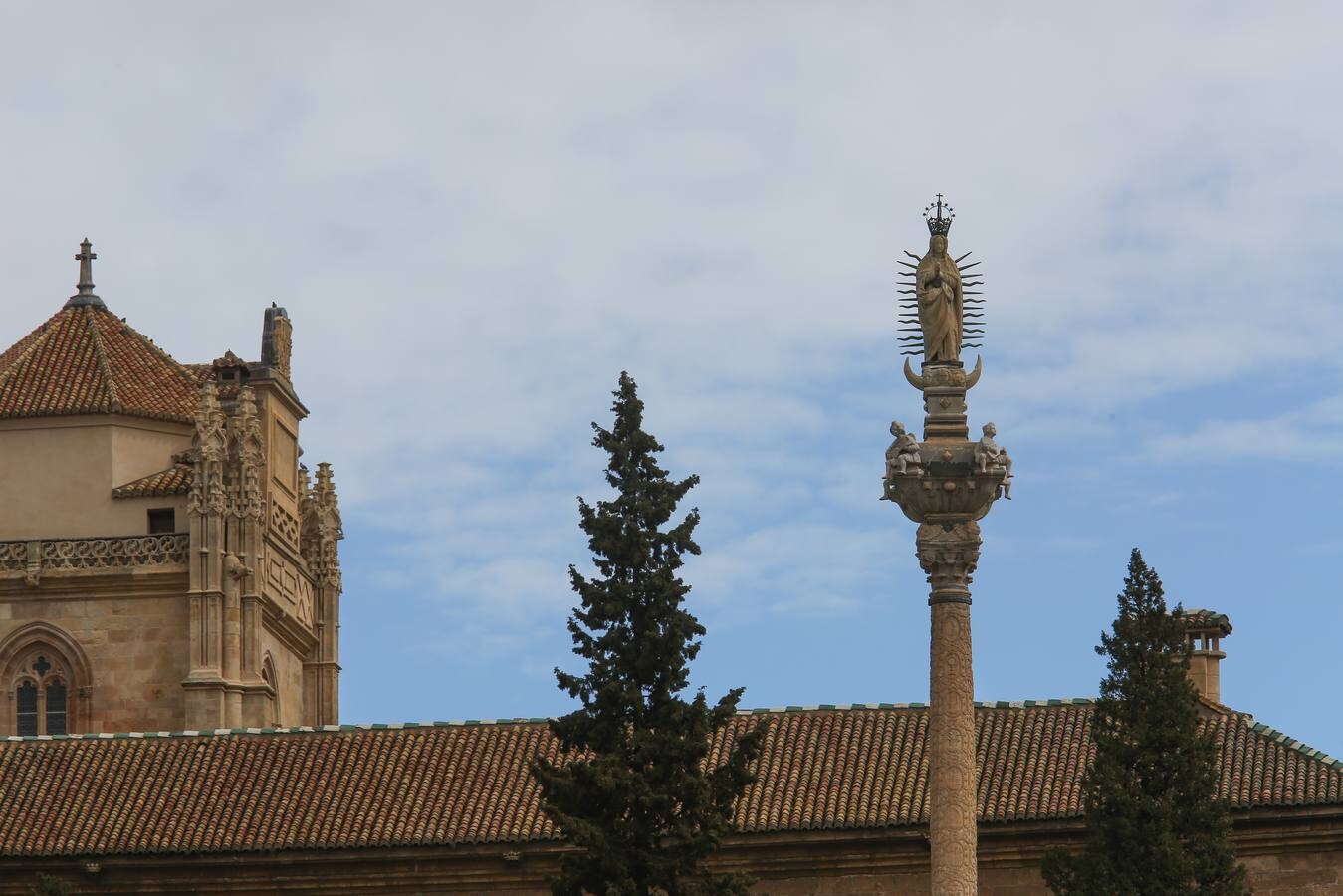 Desde el pasado mes de diciembre la estatua se encontraba tapada con motivo de las actuaciones que se estaban realizando para su mejora