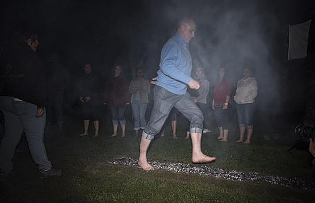 Alumnos del curso de 'firewalking' caminan sobre las llamas en Tordesillas (Valladolid) el pasado jueves. 