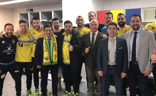 El presidente de la Diputación felicita al Jaén Paraíso Interior Fútbol Sala por alcanzar la final de la Copa de España