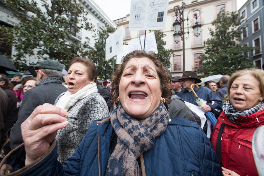 La lluvia no ha frenado a los manifestantes concentrados en la Plaza del Carmen y en Reyes Católicos