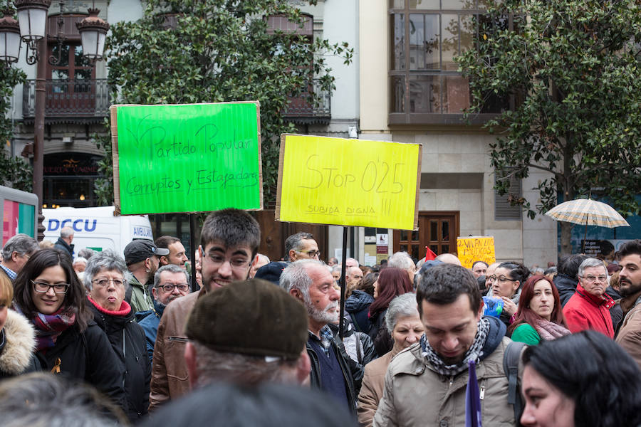 La lluvia no ha frenado a los manifestantes concentrados en la Plaza del Carmen y en Reyes Católicos