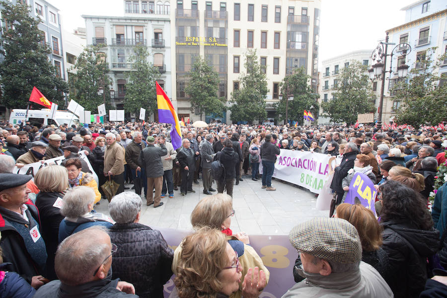 La lluvia no ha frenado a los manifestantes concentrados en la Plaza del Carmen y en Reyes Católicos