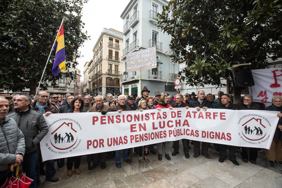 La lluvia no ha frenado a los manifestantes concentrados en la Plaza del Carmen y en Reyes Católicos