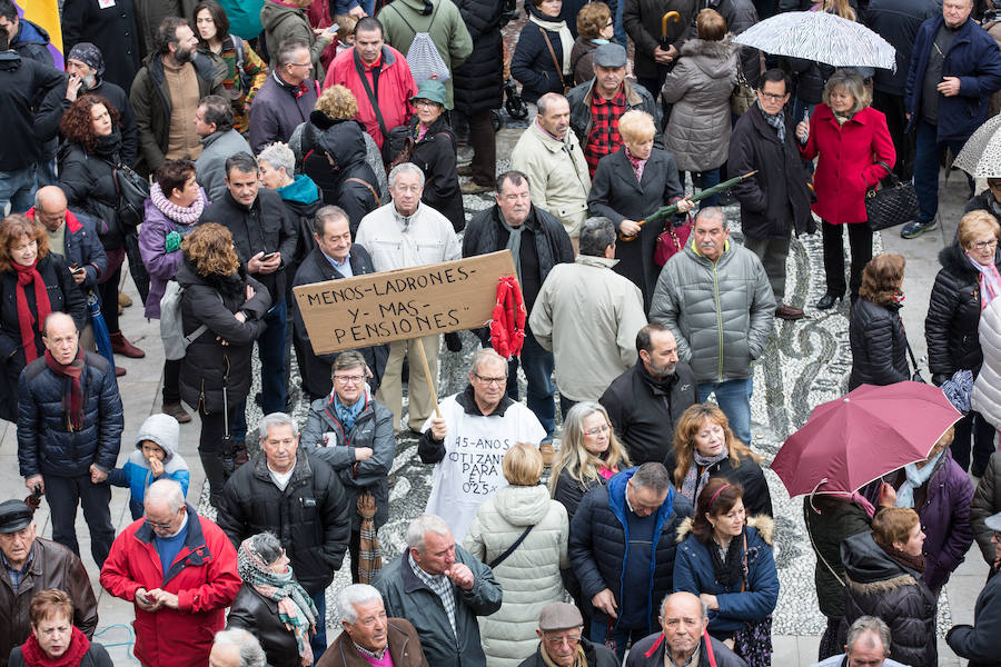 La lluvia no ha frenado a los manifestantes concentrados en la Plaza del Carmen y en Reyes Católicos