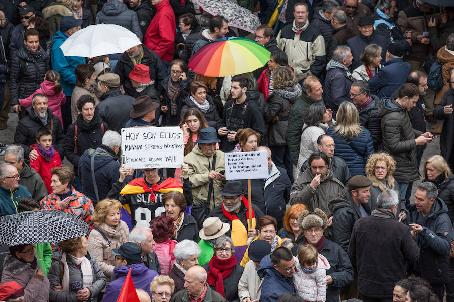 La lluvia no ha frenado a los manifestantes concentrados en la Plaza del Carmen y en Reyes Católicos