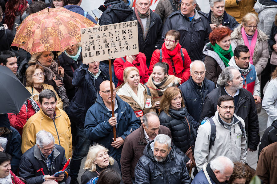 La lluvia no ha frenado a los manifestantes concentrados en la Plaza del Carmen y en Reyes Católicos