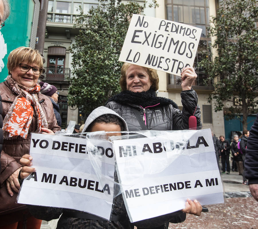 La lluvia no ha frenado a los manifestantes concentrados en la Plaza del Carmen y en Reyes Católicos