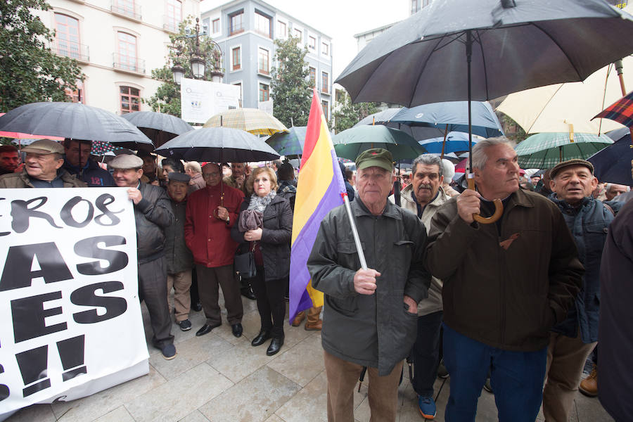 La lluvia no ha frenado a los manifestantes concentrados en la Plaza del Carmen y en Reyes Católicos