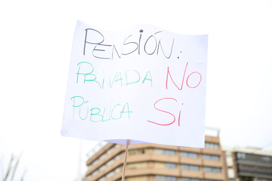 Decenas de personas se han concentrado en la plaza de las Batallas por unas pagas “dignas” y subidas reales más allá del 0,25%
