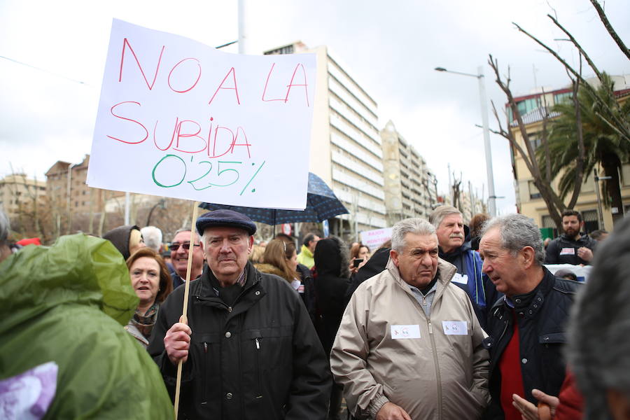 Decenas de personas se han concentrado en la plaza de las Batallas por unas pagas “dignas” y subidas reales más allá del 0,25%