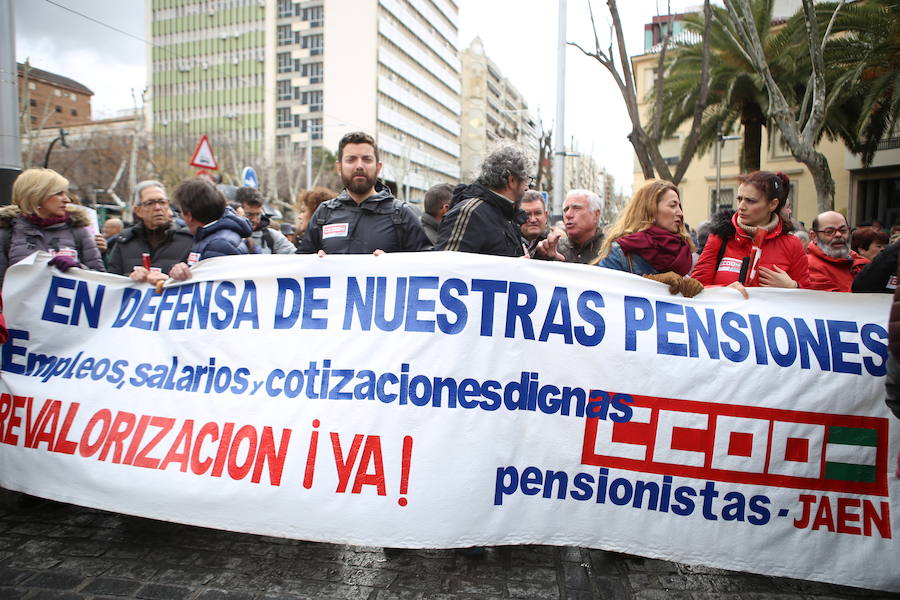 Decenas de personas se han concentrado en la plaza de las Batallas por unas pagas “dignas” y subidas reales más allá del 0,25%