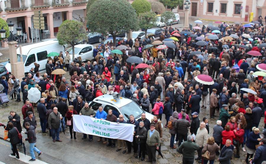 Decenas de personas se han concentrado en la plaza de las Batallas por unas pagas “dignas” y subidas reales más allá del 0,25%
