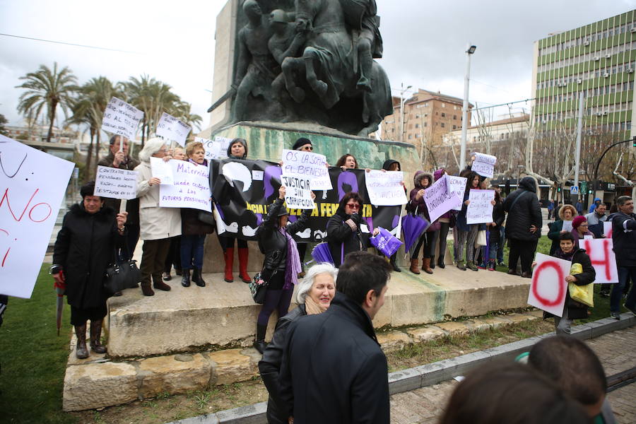 Decenas de personas se han concentrado en la plaza de las Batallas por unas pagas “dignas” y subidas reales más allá del 0,25%