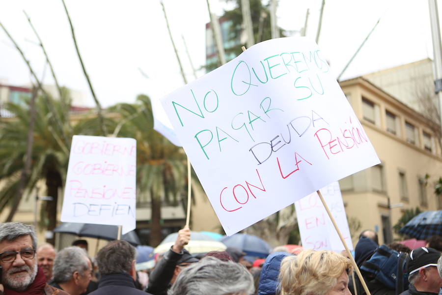 Decenas de personas se han concentrado en la plaza de las Batallas por unas pagas “dignas” y subidas reales más allá del 0,25%