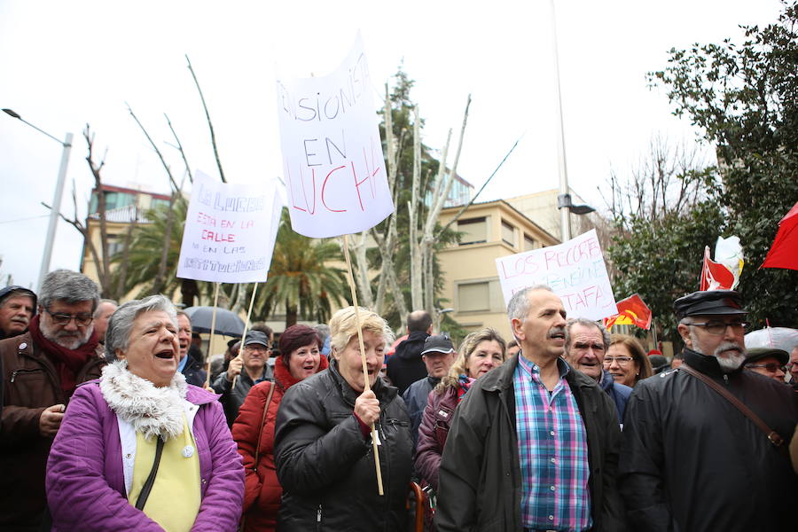 Decenas de personas se han concentrado en la plaza de las Batallas por unas pagas “dignas” y subidas reales más allá del 0,25%