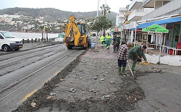 El agua ha dejado destrozos en Almuñécar y La Herradura