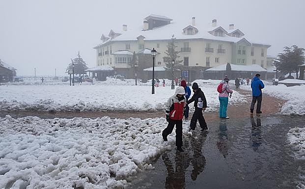Sierra Nevada no abre por el temporal