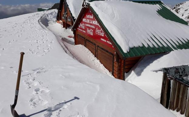 El temporal de nieve sepulta varios comercios en la Hoya de la Mora: «Llevamos tres semanas sin poder abrir, es un desastre»