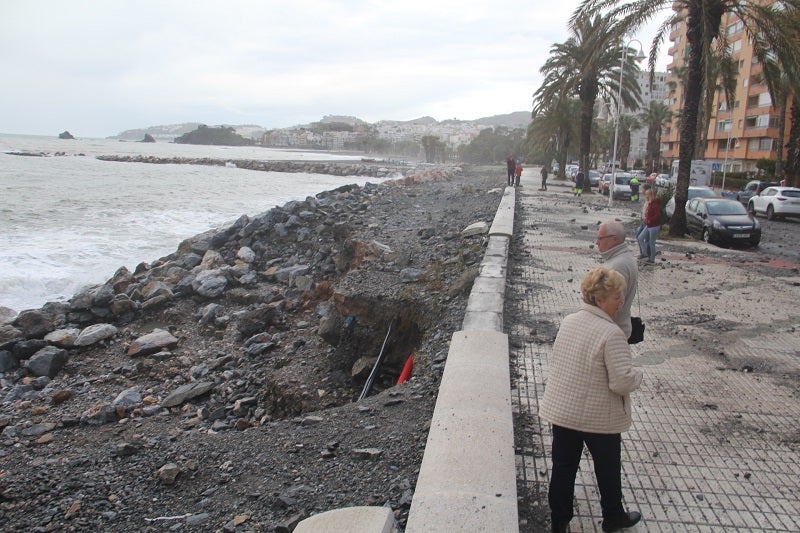 El viento ha cerrado Sierra Nevada, el agua ha inundado las playas de Motril y se han registrado más de 50 incidencias en la provincia 