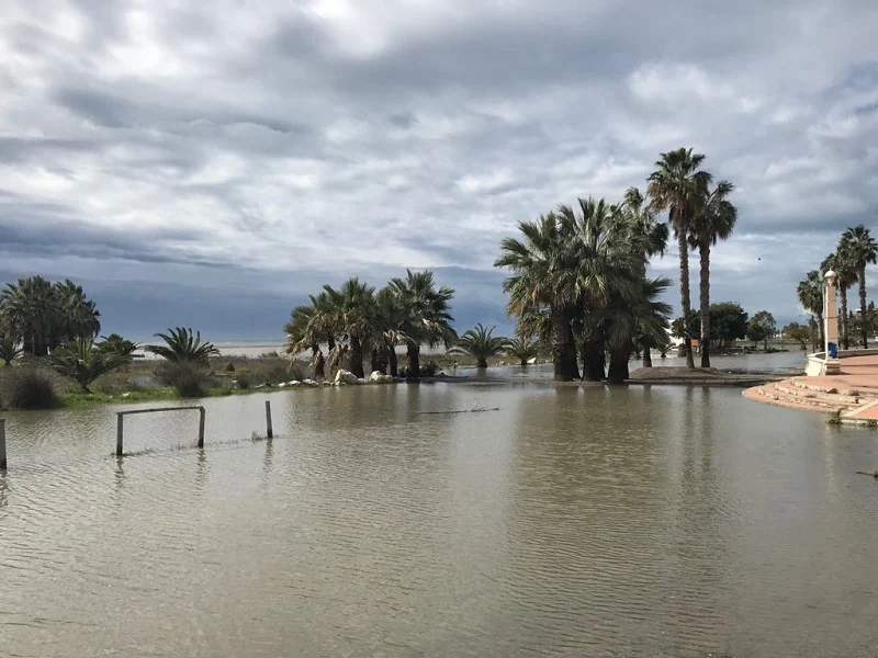 El viento ha cerrado Sierra Nevada, el agua ha inundado las playas de Motril y se han registrado más de 50 incidencias en la provincia 