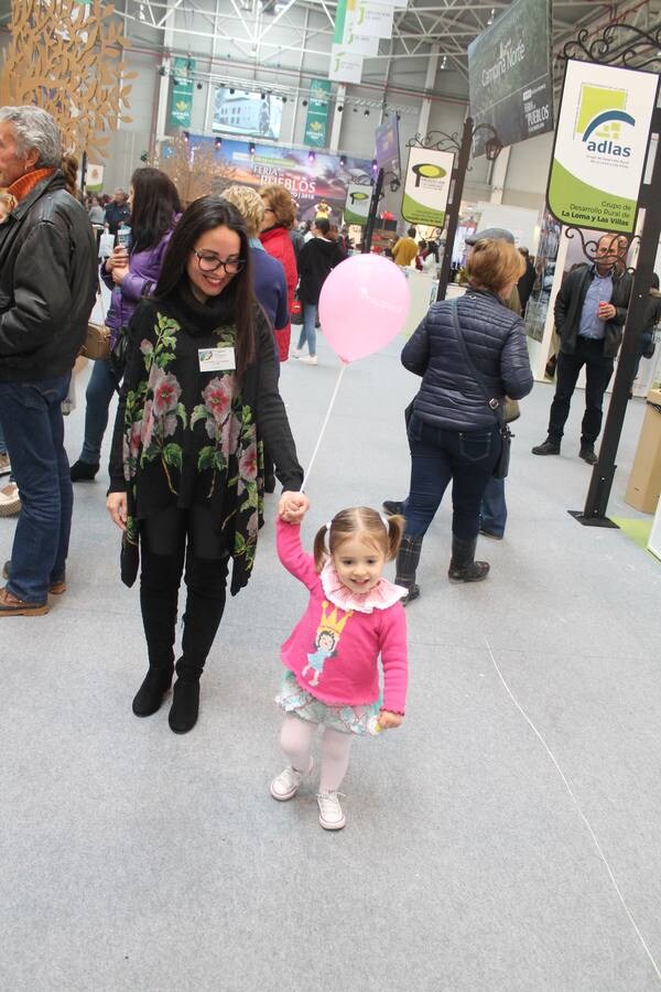 Gran ambiente en la Feria de los Pueblos pese a la lluvia, cargada de actividades y con los municipios sacando la artillería para 'cazar' visitantes y mostrar sus bondades