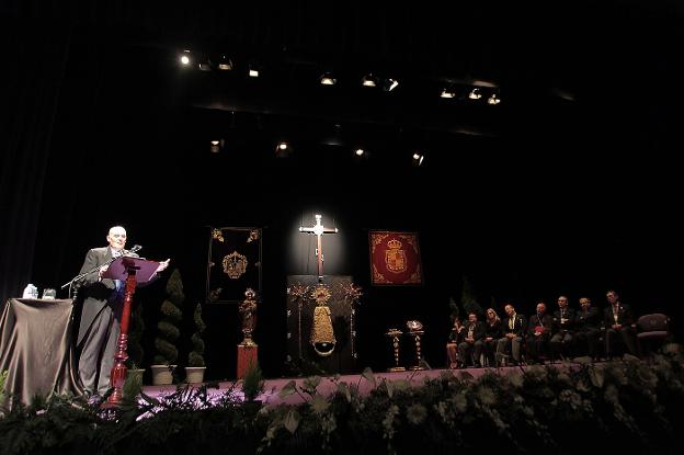 Juan Francisco Ramírez, administrador de la Hermandad Piedad y Estrella, durante su pregón de Semana Santa en el Teatro Infanta Leonor.