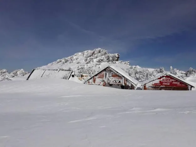 Los negocios de la Hoya de la Mora, sumergidos en nieve. 