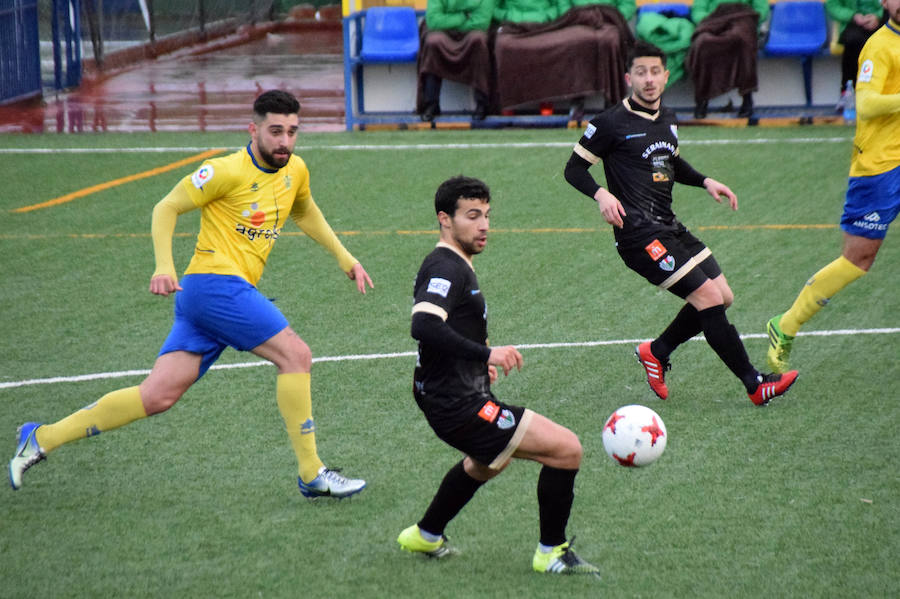 El buen fútbol desarrollado en el Miguel Moranto hace olvidar las inclemencias del tiempo