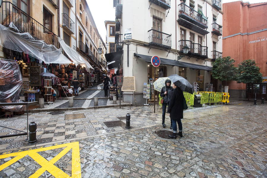 El paraguas ha sido el protagonista de estas imágenes de marzo