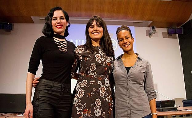 Las tres ganadoras del concurso 3MT en la UGR. De izquierda a derecha, Rocío Martínez, Ana Valverde y Maika Telga.