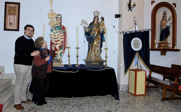 El máximo responsable de esta institución religiosa, Iván Serafín de Haro, y su abuela materna Chari junto a la imágenes de Santa Lucía (izquierda) y la Virgen de los Desamparados.