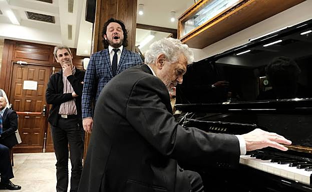 Plácido Domingo al piano y el tenor Arturo Chacón a su izquierda.