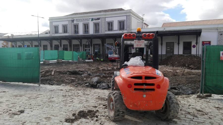 La dirección de la obra contratada por Adif prohíbe el paso de los autocares, que tienen que esperar a los viajeros "sobre el empedrao de toda la vida", denuncian