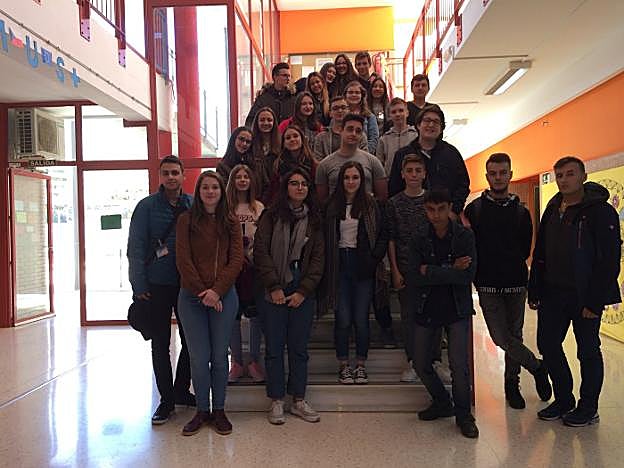 Los alumnos de cuatro países europeos, durante su primera jornada en el IES Villa de Níjar. 