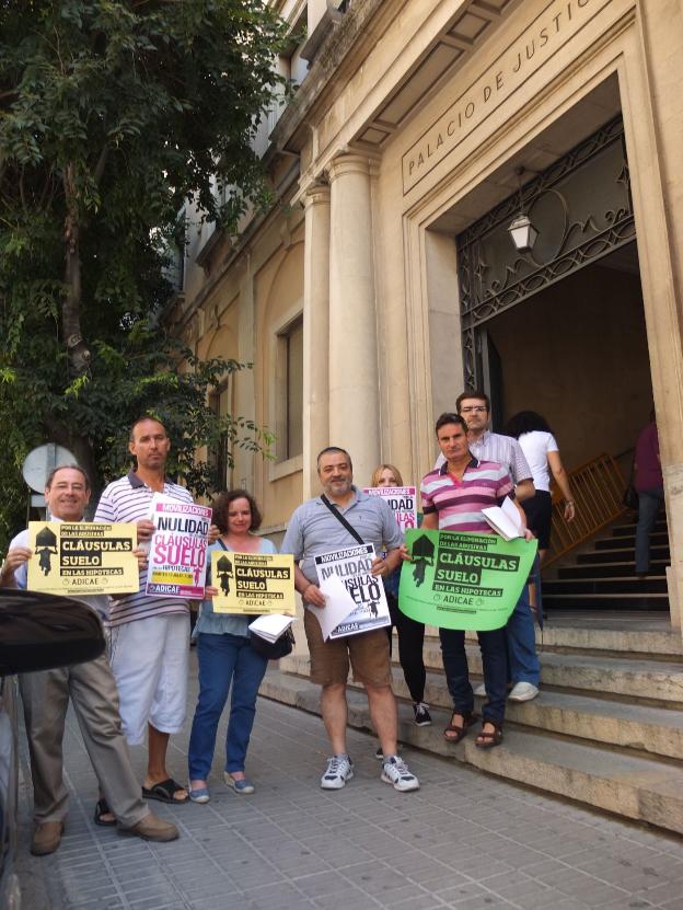 Miembros de Adicae protestan en contra de las cláusulas suelo de los bancos ante el Palacio de Justicia de Jaén. 