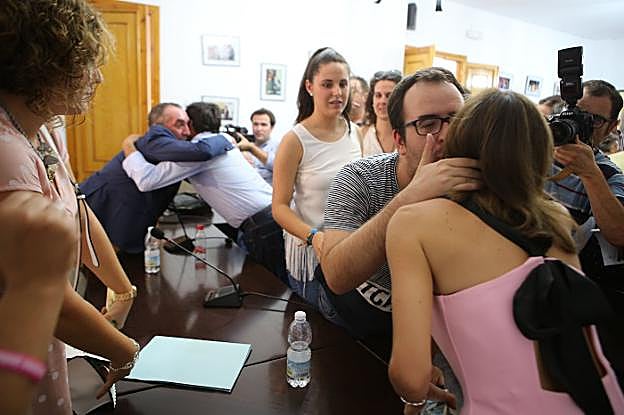 Felicitaciones y abrazos a Damián Martínez (PP) y a Pilar Montes (PA) en su elección en agosto. 