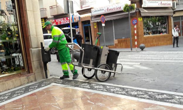 Empleado de la limpieza de FCC realiza su trabajo en la calle Cerón de la capital. 
