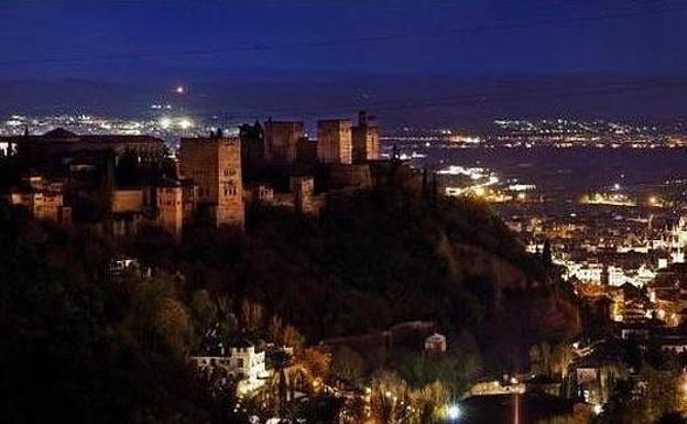 El 'extraño fenómeno' que verán los granadinos este sábado si miran a la Alhambra